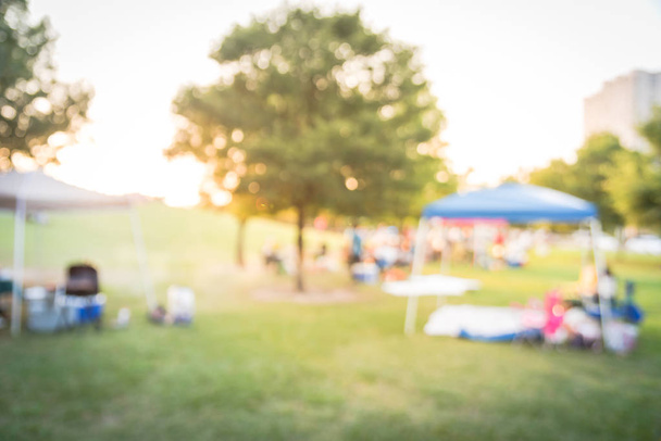 Résident d'arrière-plan flou profiter barbecue et camping au parc local à Houston, Amérique
 - Photo, image