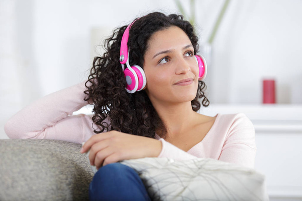 girl listening to music with her smartphone - Zdjęcie, obraz