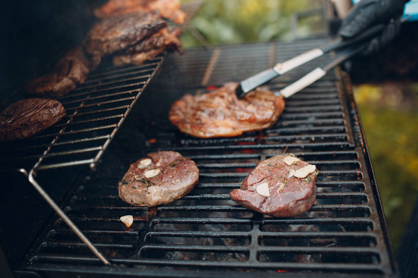 Grilled meat on the grill outdoor - Foto, afbeelding