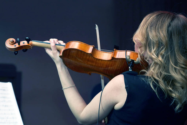 Blondýnka hraje na housle. hudby a klasiky. kreativit - Fotografie, Obrázek