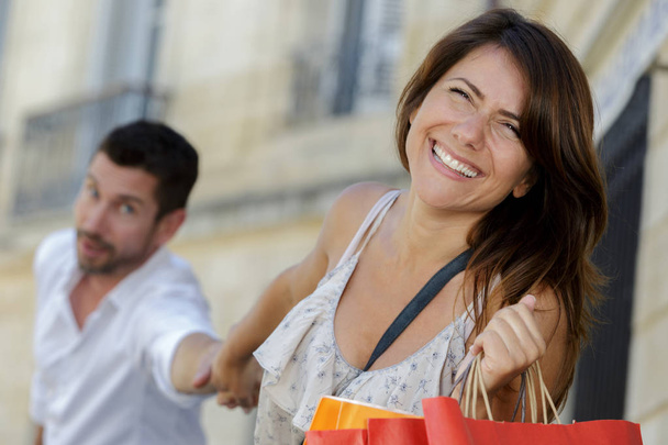 boyfriend shopping with girlfriend - Fotografie, Obrázek