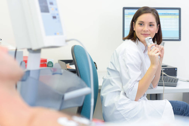 smiling doctor with ultrasound device - Zdjęcie, obraz