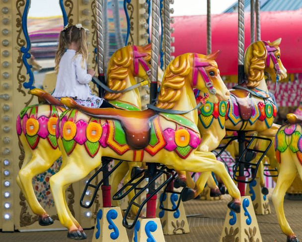 Carousel üzerinde Şeritler Kız - Fotoğraf, Görsel