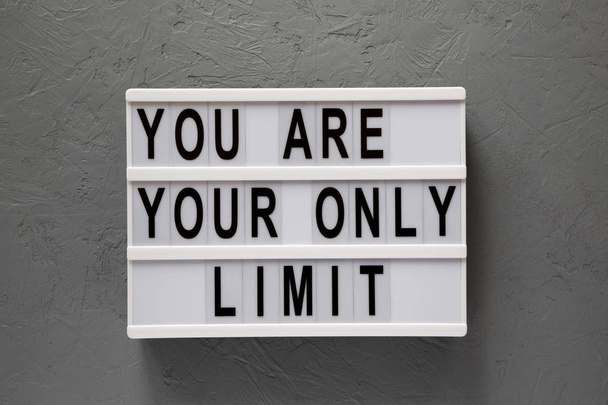 'Você é o seu único limite' palavras em um tabuleiro moderno sobre concreto
  - Foto, Imagem