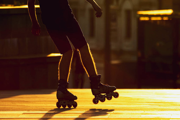 silhouet paren van benen op rolschaatsen. sport en vrije tijd  - Foto, afbeelding