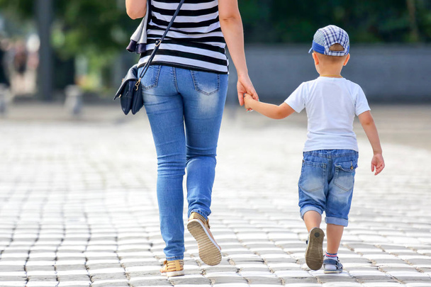 femme avec un enfant passe par le passage pour piétons
 - Photo, image