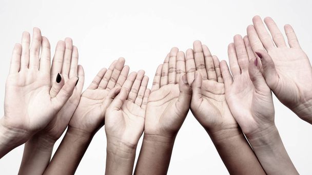 Einheit und Beziehungen in der Gesellschaft. viele erhobene Hände in einer Reihe - Foto, Bild