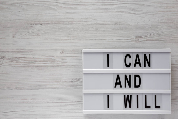 "Můžu a budu" slova na moderní desce na bílém dřevěném sur - Fotografie, Obrázek