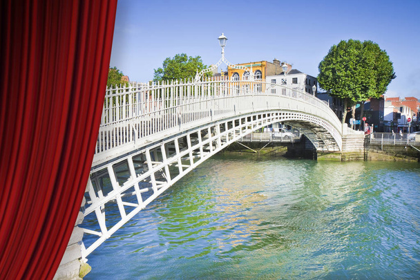 Offener Theatervorhang vor der berühmtesten Brücke Dublins - Foto, Bild