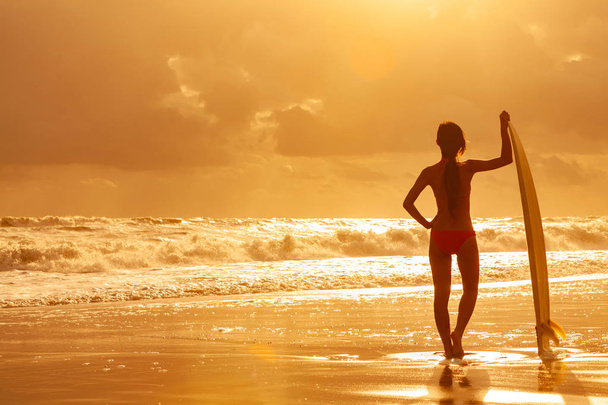 Kadın Bikini sörfçü ve sörf tahtası Sunset Beach - Fotoğraf, Görsel