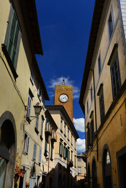 Orvieto street with Torre del Moro - Foto, Imagen