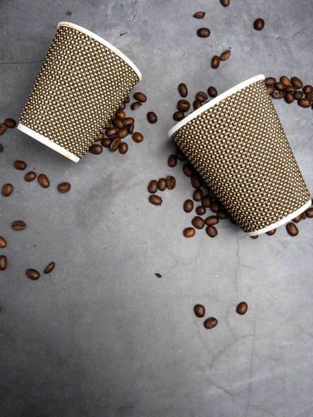 dois copos de papel de café vazios e grãos de café
 - Foto, Imagem