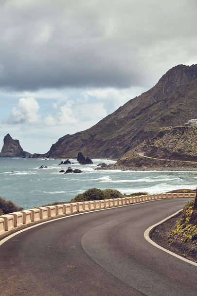 Scenic road on the Atlantic Ocean coast of Tenerife. - Foto, afbeelding