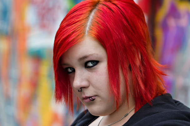 červená posluchač holka na pozadí graffity - Fotografie, Obrázek