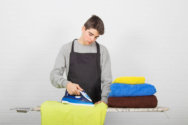 man ironing clothes, chores - Foto, afbeelding