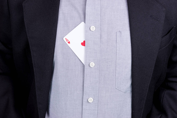 Tarjeta as de corazones en la camisa gris. Engaño en el póquer juego
 - Foto, Imagen
