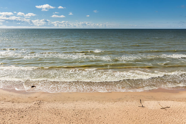 Brzegu Morza Bałtyckiego. Łotwa, Jurkalne. Letni dzień - Zdjęcie, obraz