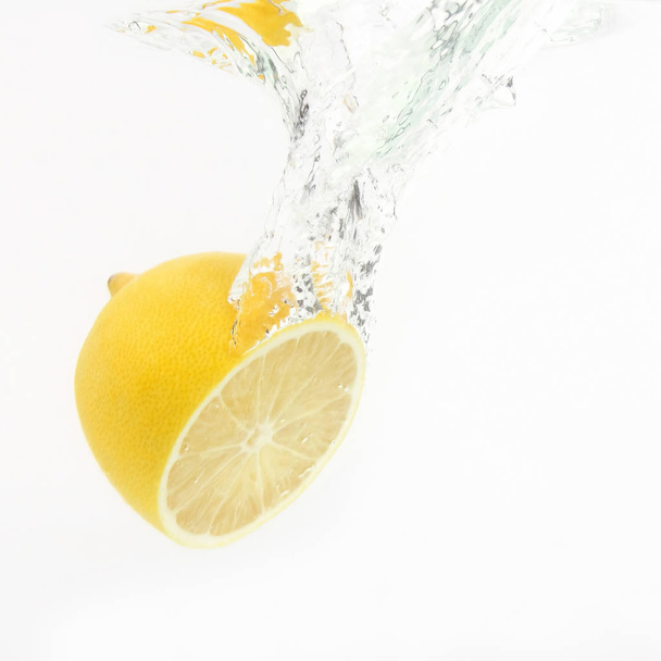 citroen druppels water op witte achtergrond - Foto, afbeelding