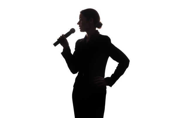 Jonge vrouw zingen in de microfoon - Foto, afbeelding