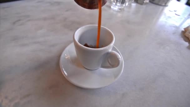 Hand legt den traditionellen heißen griechischen Kaffee ins Glas  - Filmmaterial, Video