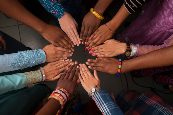 Les mains d'un heureux groupe de personnes africaines qui restent ensemble en cercle
 - Photo, image