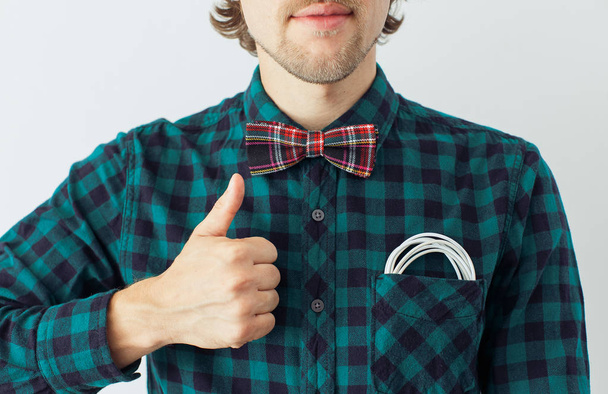 Trabajador con barba en una corbata
 - Foto, Imagen