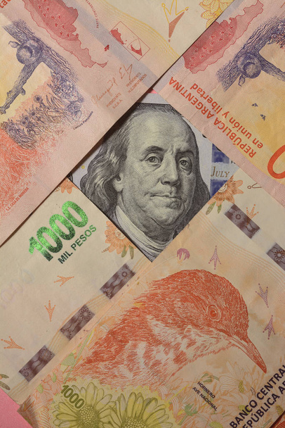 Yeni Arjantin banknotları ve Abd doları banknotu - Fotoğraf, Görsel