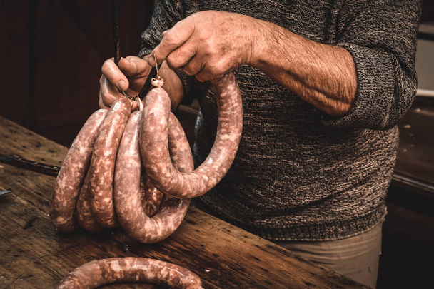 Preparação de salsicha artesanal, tradição argentina, Pampas, Patag
 - Foto, Imagem
