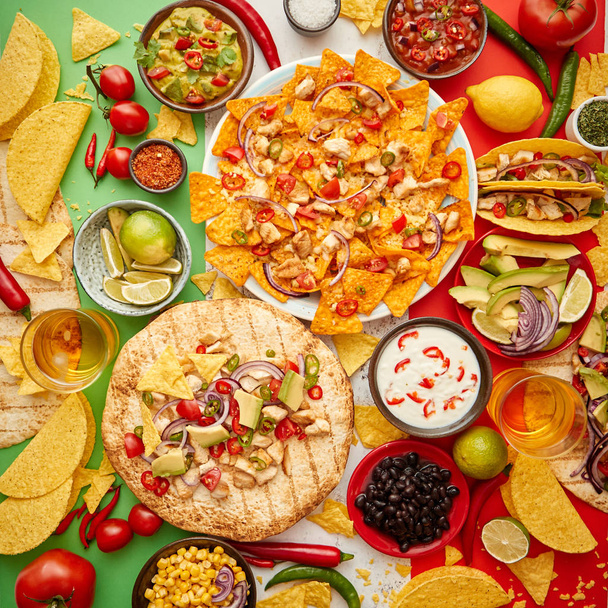 テーブルの上に多くの異なるメキシコ料理の品揃えのオーバーヘッド写真 - 写真・画像