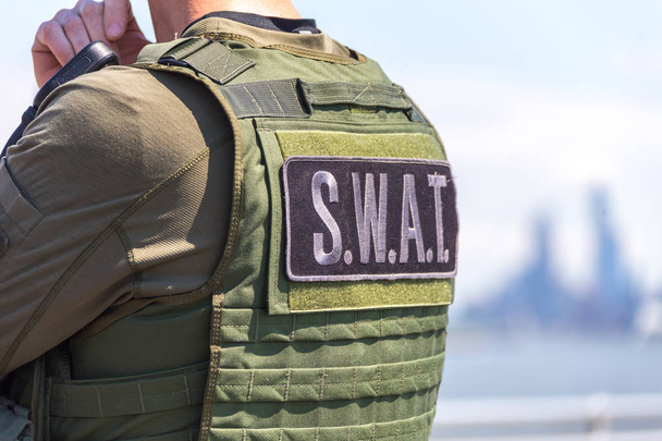wyposażony żołnierz SWAT stojący na peir - Zdjęcie, obraz