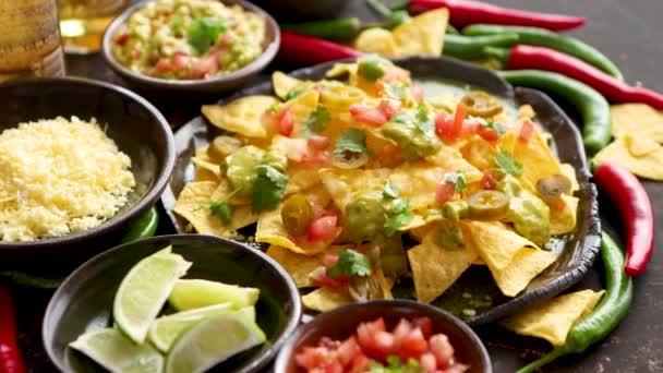 Gustosi nachos messicani serviti su un piatto di ceramica
 - Filmati, video