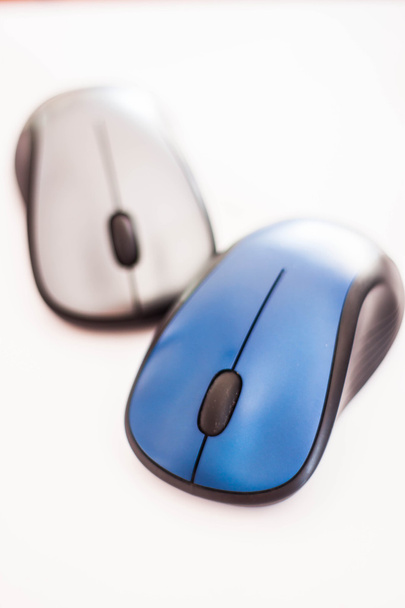 blauw en grijs draadloze muis geïsoleerd op witte achtergrond - Foto, afbeelding