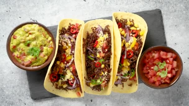 Gustosi tacos di carne messicani serviti con varie verdure e salsa - Filmati, video