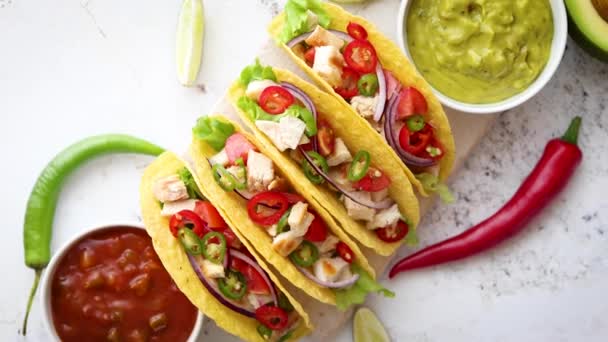 Smaczne meksykańskie tacos mięsne serwowane z różnymi warzywami i salsą - Materiał filmowy, wideo