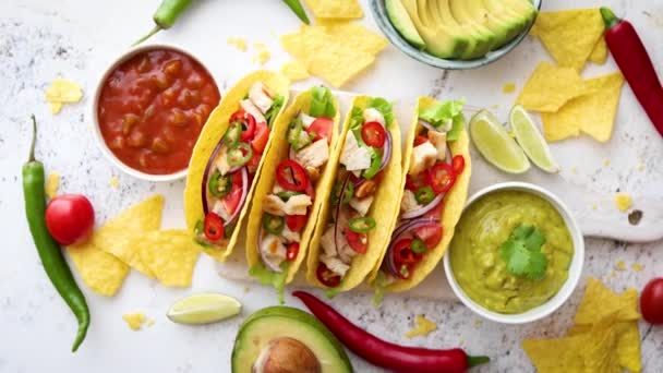Smaczne meksykańskie tacos mięsne serwowane z różnymi warzywami i salsą - Materiał filmowy, wideo