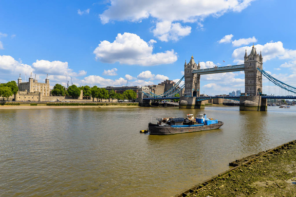 Tower Bridge i Tower w Londynie - Zdjęcie, obraz