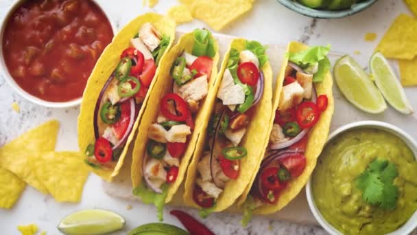 Ízletes mexikói húsos taco, különféle zöldségekkel és salsával tálalva. - Felvétel, videó