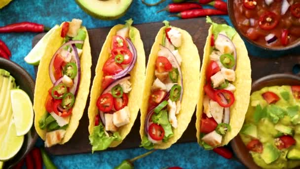 Mexikanischer Taco mit Hühnerfleisch, Jalapeño, frischem Gemüse serviert mit Guacamole - Filmmaterial, Video