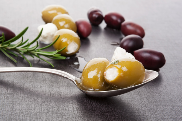 luxuriöse Oliven und Käse Hintergrund. - Foto, Bild