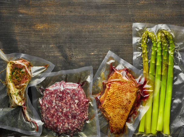 Мясо и спаржа вакуум запечатанный для приготовления су
  - Фото, изображение
