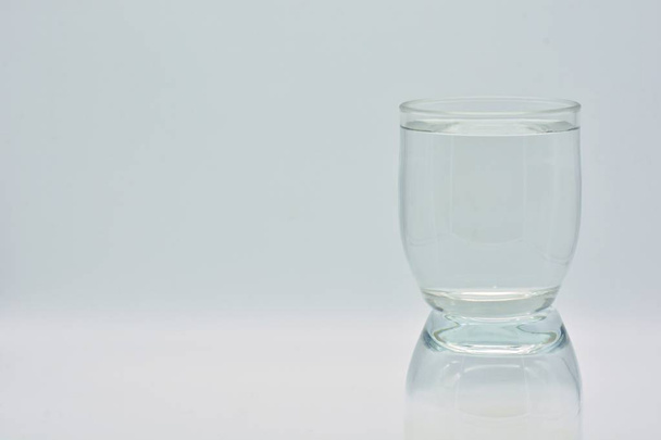 Vidro de cristal transparente cheio de água
 - Foto, Imagem