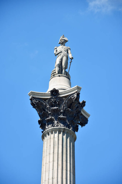 Статуя адмірала Нельсона, що сидить на вершині колонки Нельсона  - Фото, зображення