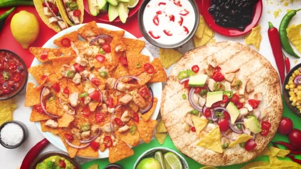 Een overhead foto van een assortiment van vele verschillende Mexicaanse voedingsmiddelen op een tafel - Video