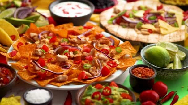 Stropní fotka sortimentu mnoha různých mexických jídel na stole - Záběry, video