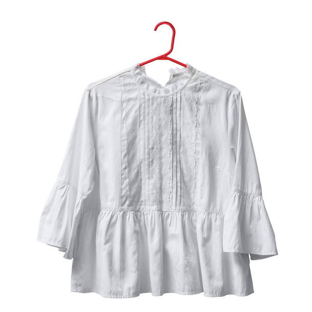 Белая блузка с рукавом на вешалке. Белый фон. Изолировать
 - Фото, изображение