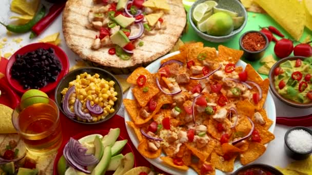 Varios surtido de alimentos mexicanos recién hechos. Colocado en una mesa colorida
 - Imágenes, Vídeo