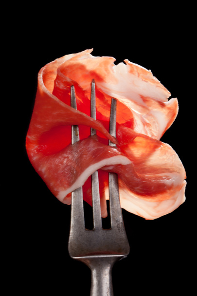 Parma ham detail op vork. - Foto, afbeelding