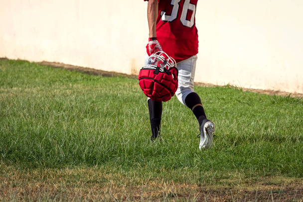 Jugador de fútbol americano corriendo fuera del campo para bloquear la habitación
 - Foto, imagen