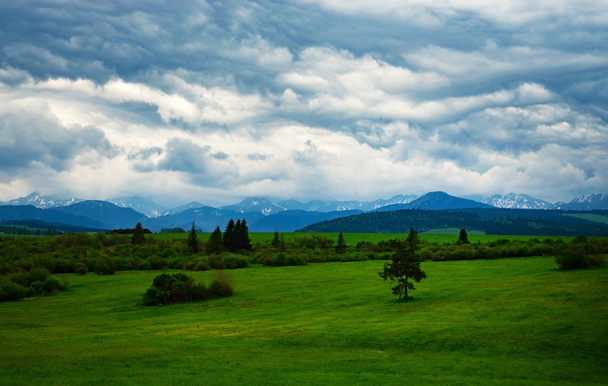 sombrío paisaje submontano con nubes
 - Foto, imagen