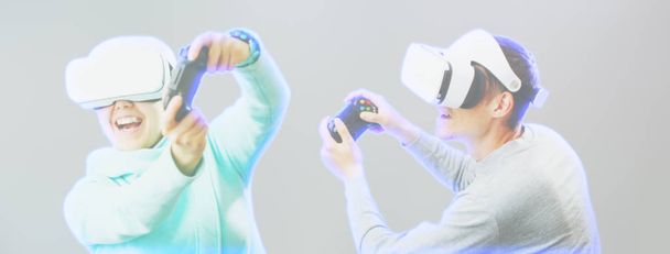 Uomo e donna con auricolari realtà virtuale stanno giocando. Immagine con effetto ologramma
. - Foto, immagini